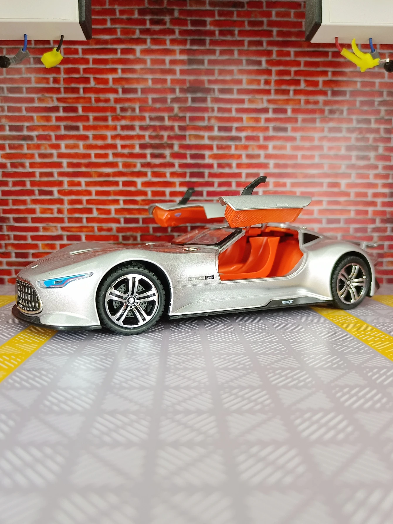 

1:24 AMG VISION GT alloy car model super sports car children's toy door can be opened with rich details fine workmanship