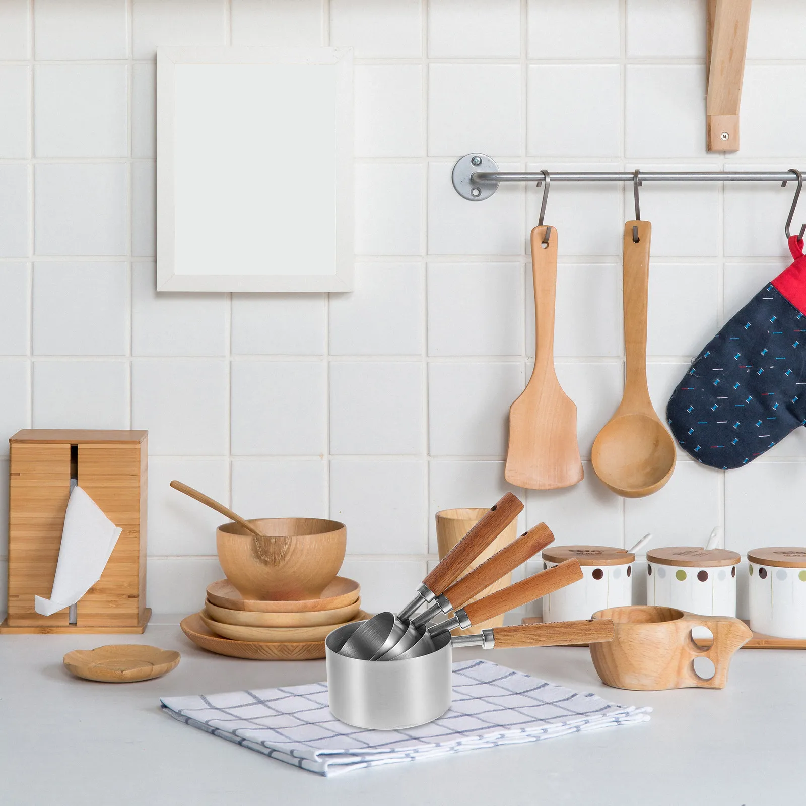 

Набор мерных стаканов из нержавеющей стали и дерева для выпечки: точные измерения муки, сахара, кофейных зерен