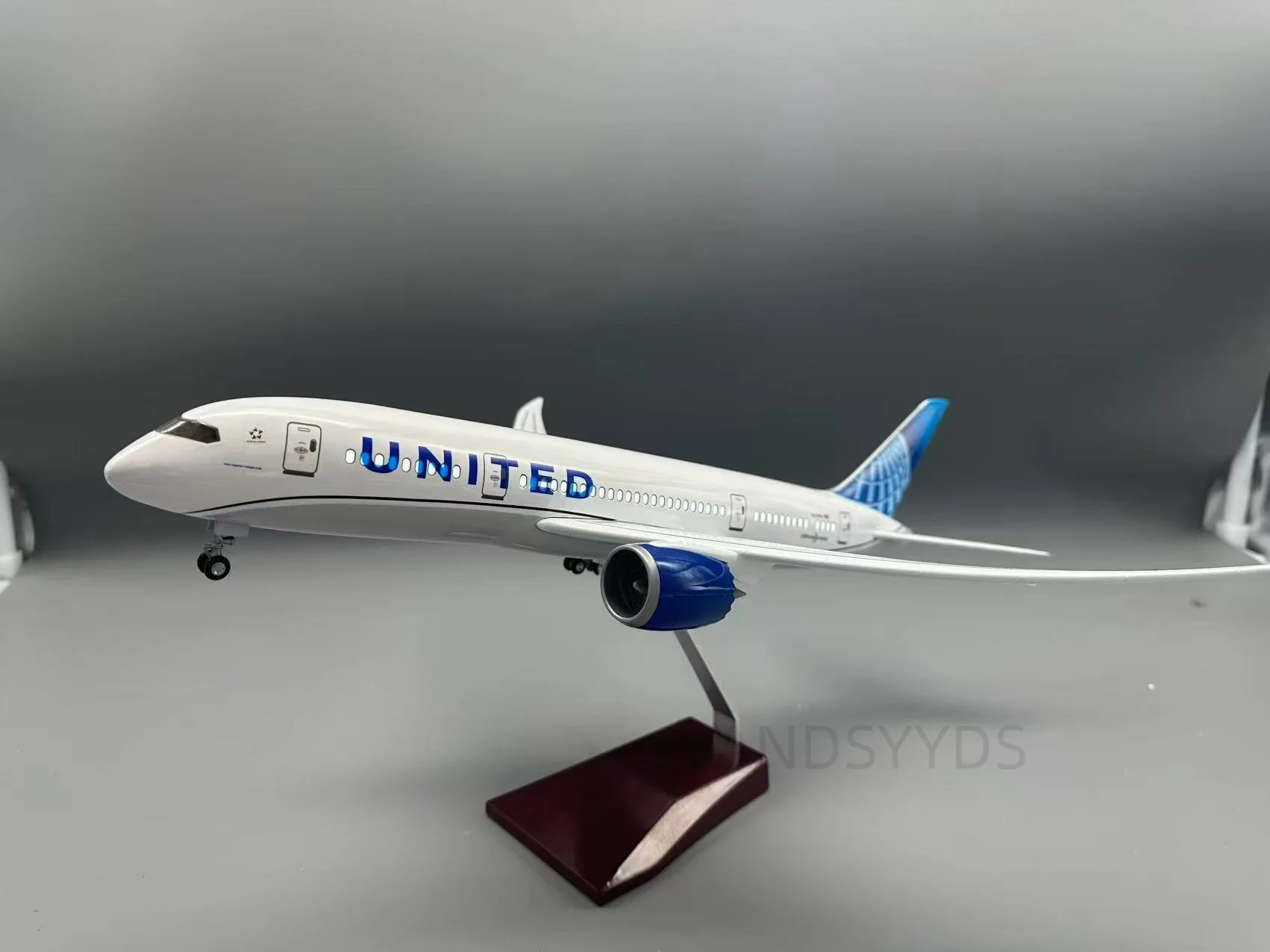 1:130 الخطوط الجوية المتحدة B787 نموذج طائرة جوفاء مضيئة بعجلات نموذج طائرة جمع نموذج طائرة هدية المعرض