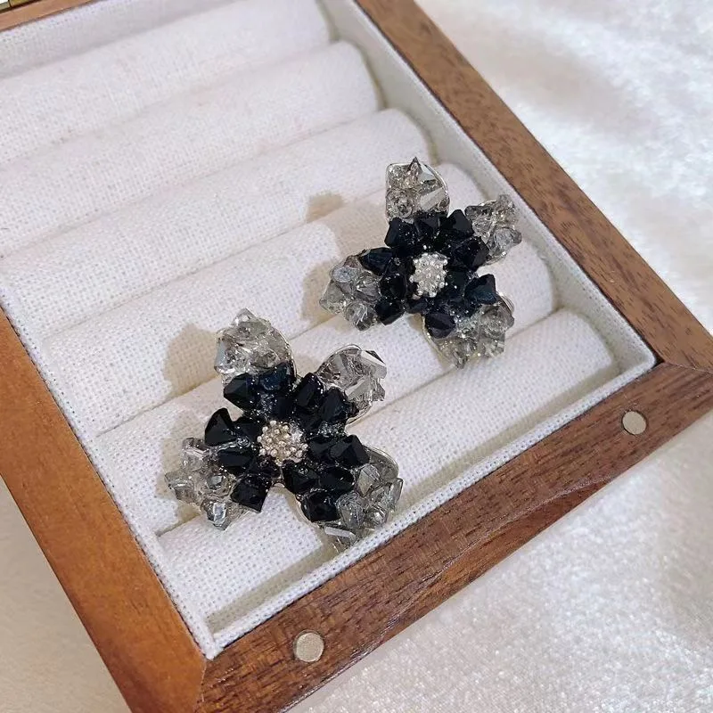 2023 Trend New Irregular Black Zircon Flower Earrings for Women Fashion Transparent Gradient Crystal Stud Earring Jewelry Gift