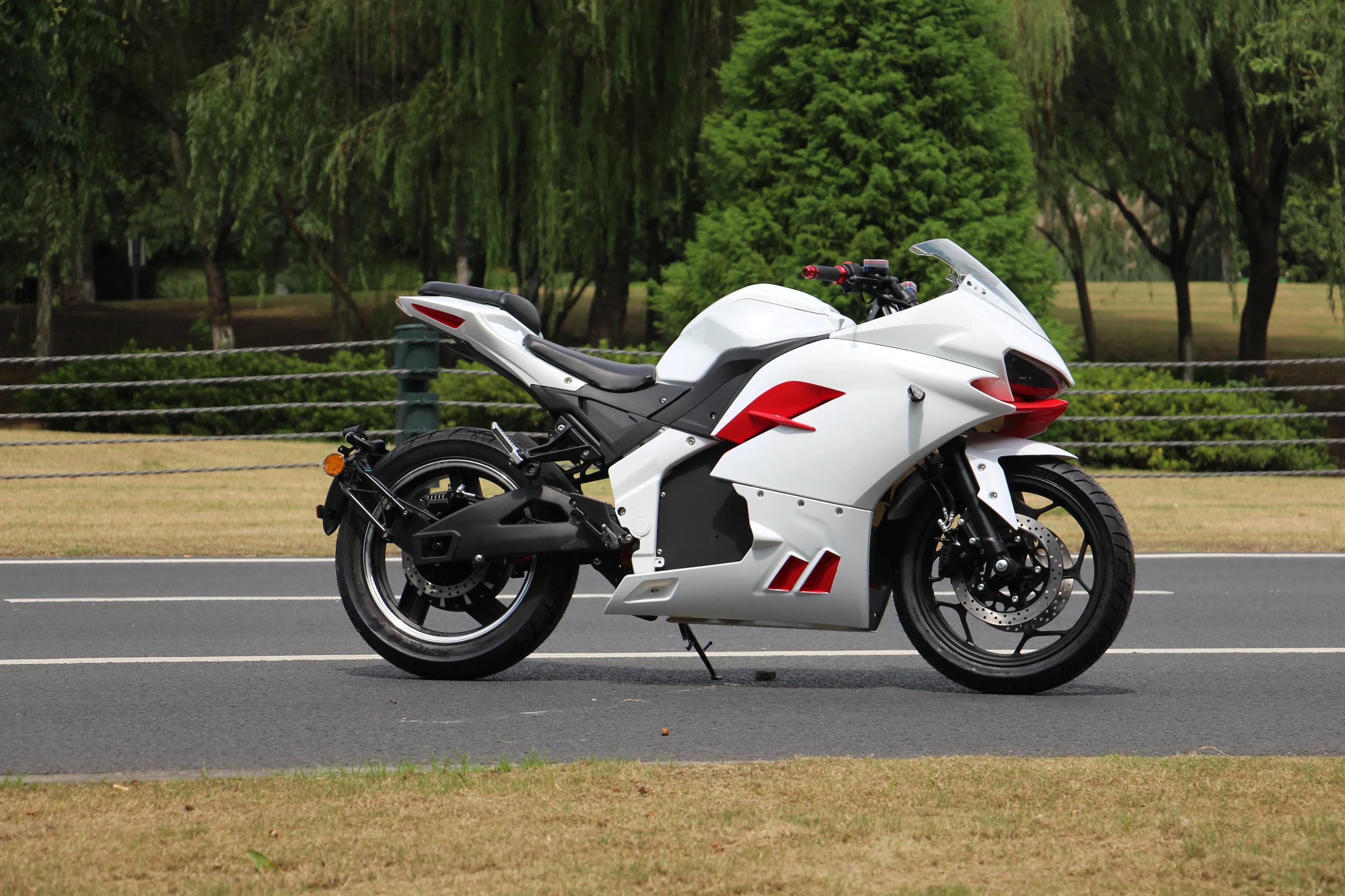 Calico Brand New 5000W 72V Electric Racing Motorcycle 60A Lithium Battery 120km Maximum Range 80km/h Speed