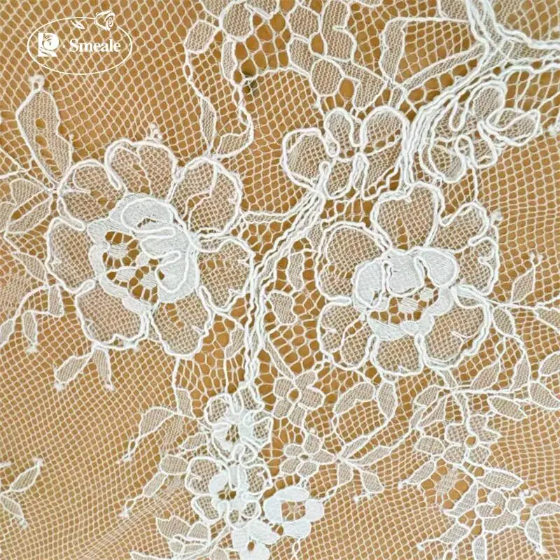 Handgefertigter Spitzenstoff mit französischer Blumenstickerei. Verwendet für Brautkleider und Nähzubehör. – Detail 4