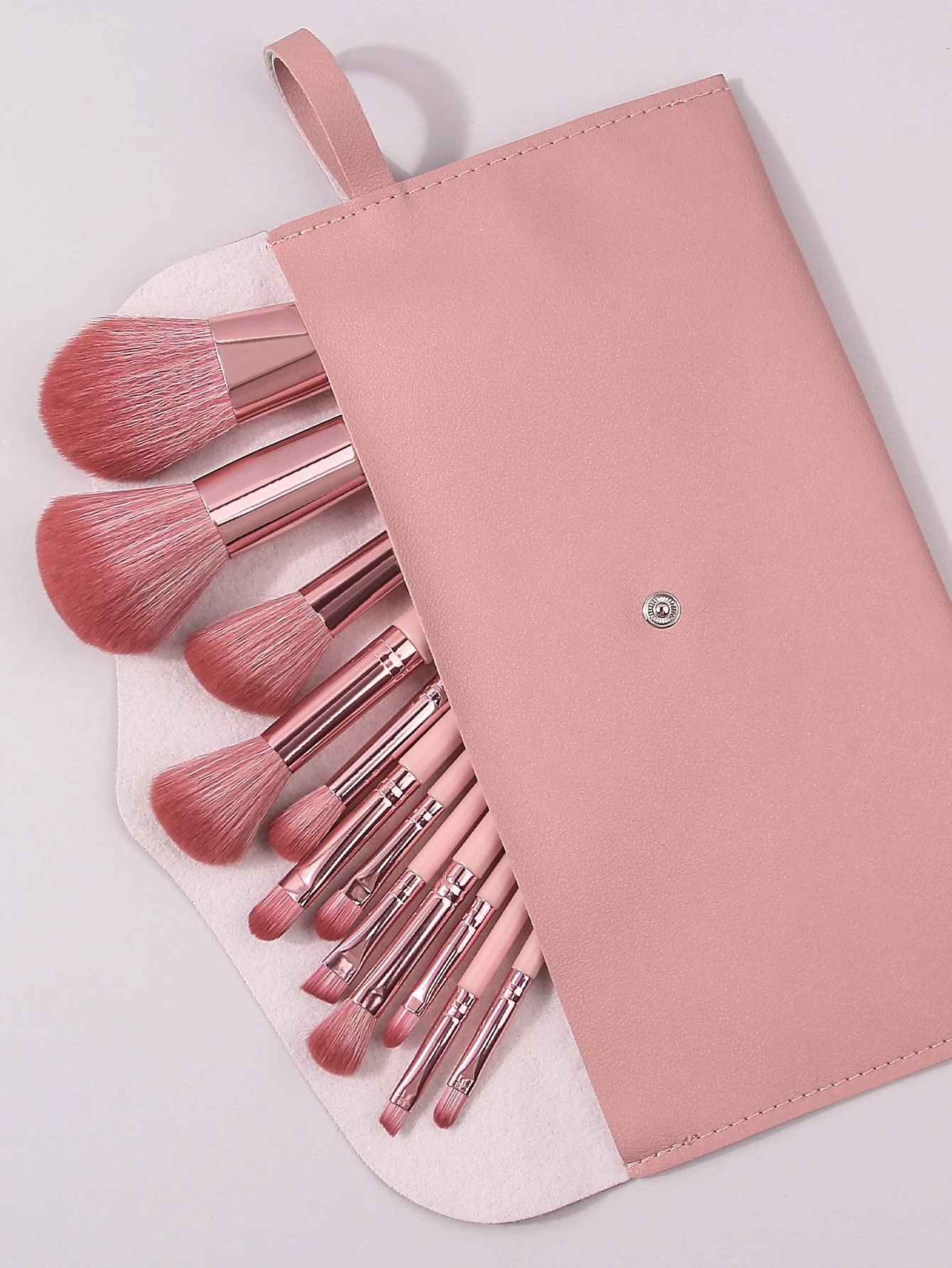 13-delige gezichtsmake-upborstelset wordt geleverd met een draagbare envelop, opbergtas voor make-upborstels, blush, foundation en eyelinerborstels