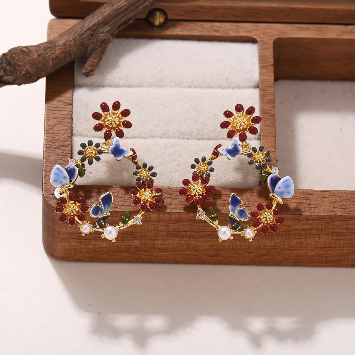 

Vintage Enamel Butterfly Flower Hoop Earrings Women's Elegant Red Blossom Pearl Circle Earrings Retro Fashion Statement Jewelry