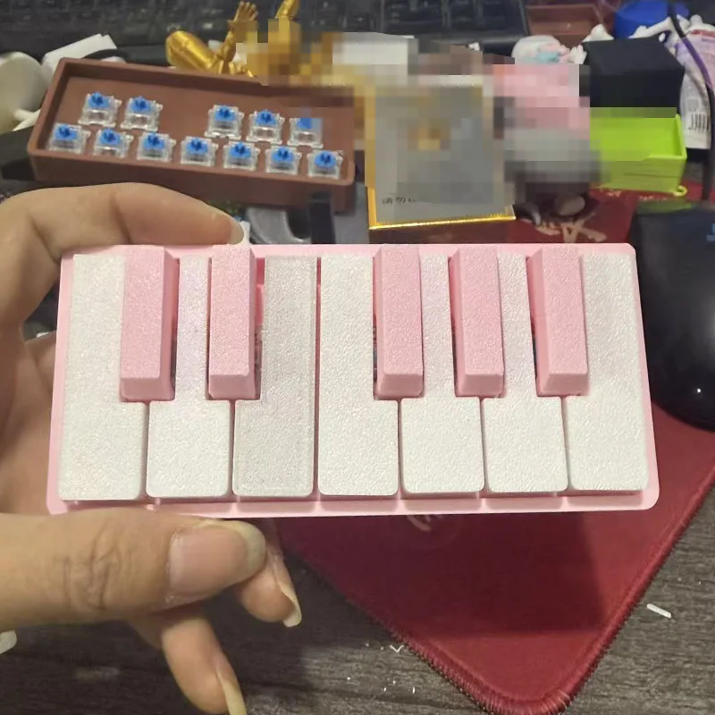 3d Printed Piano Stress Clicker Keychain Novelty 12-Key Press Fidget Piano Charm Keyring Plastic Click Sound Effect view 5
