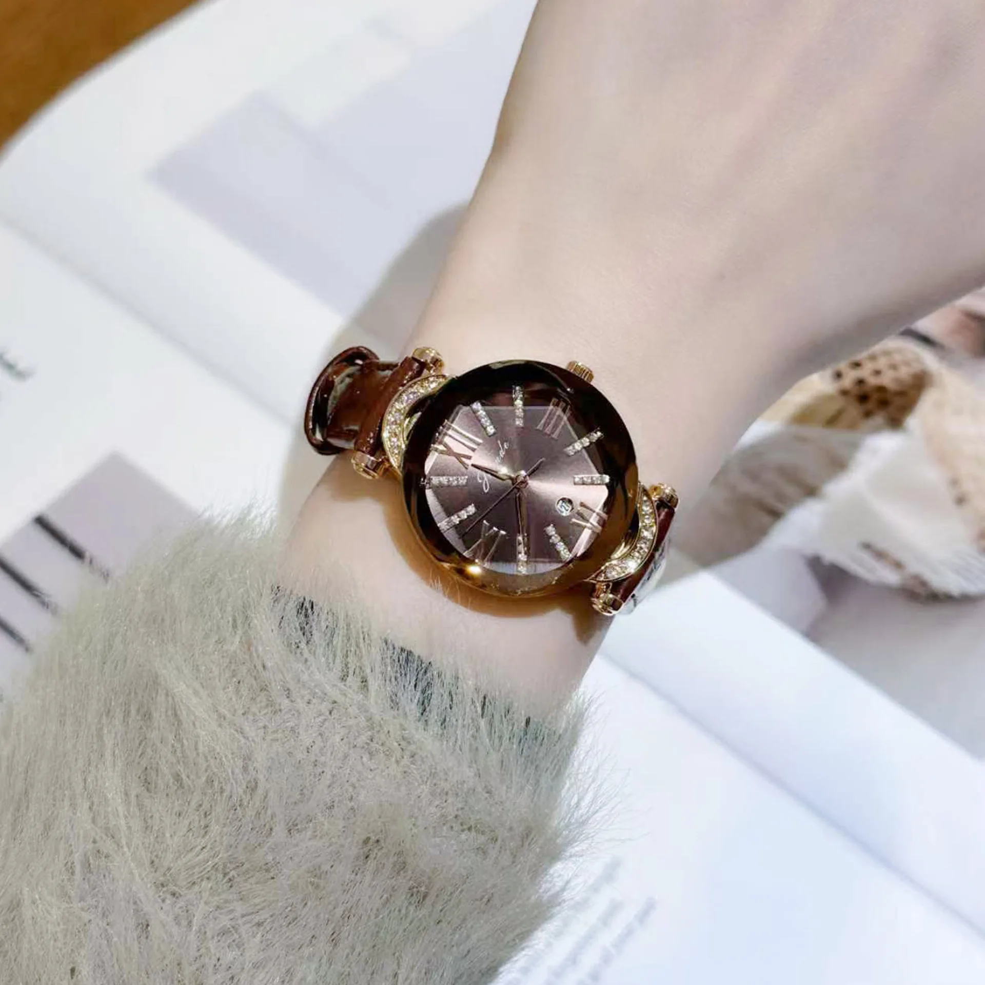Vintage-Style Women's Unique Brown Watch: Compact, Sophisticated, Luxurious, Creative Leather Quartz Water-Resistant Wristwatch