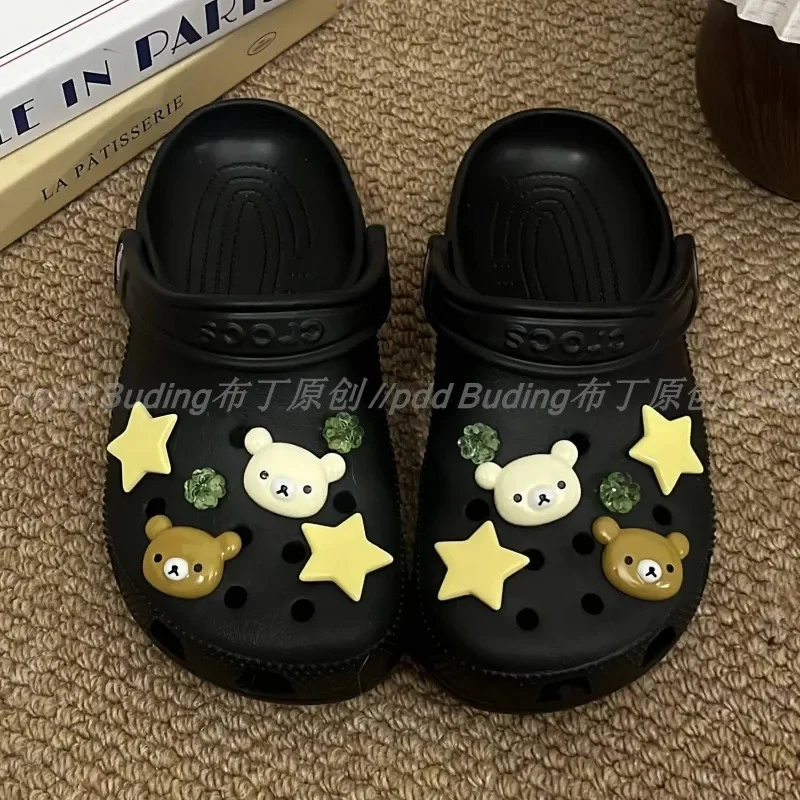 Zapatos con agujeros Rilakkuma para verano, accesorios DIY, bonito Retro Y2k, trébol de cuatro hojas de la suerte, sandalias de playa para niña, zapatos de flores, regalo con hebilla
