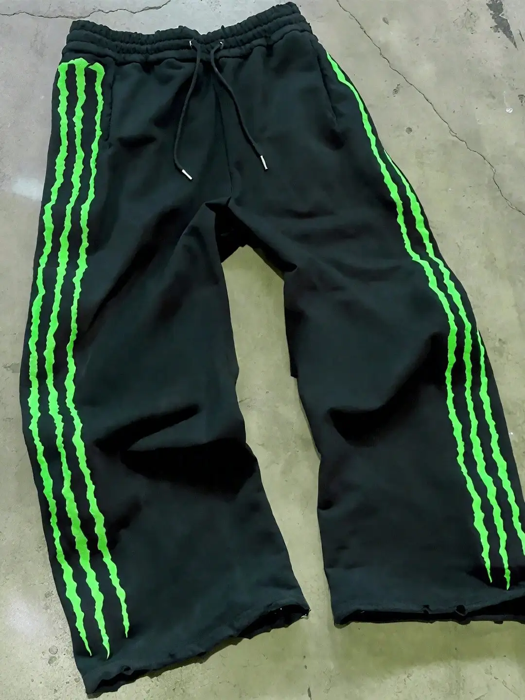 

Hip Hop Personality Claw Triple Stripe Fluorescence Embroidery Sweat pants for Men Streetwear Glow Casual Pants