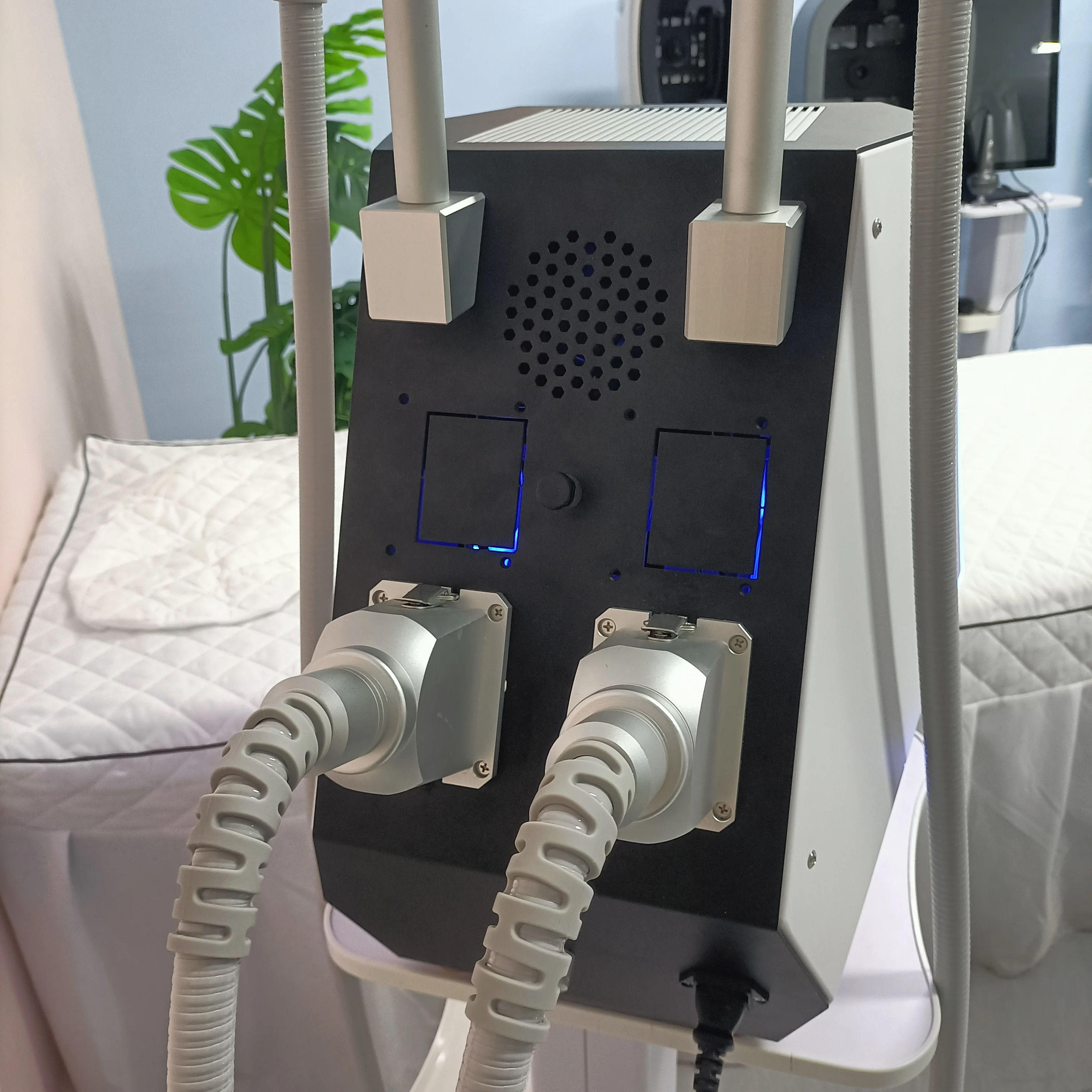 

Портативный аппарат Ems Cool t Shock Cryoskin 4.0 для криолиполиза и коррекции фигуры с функциями нагрева и охлаждения, 2 проданы