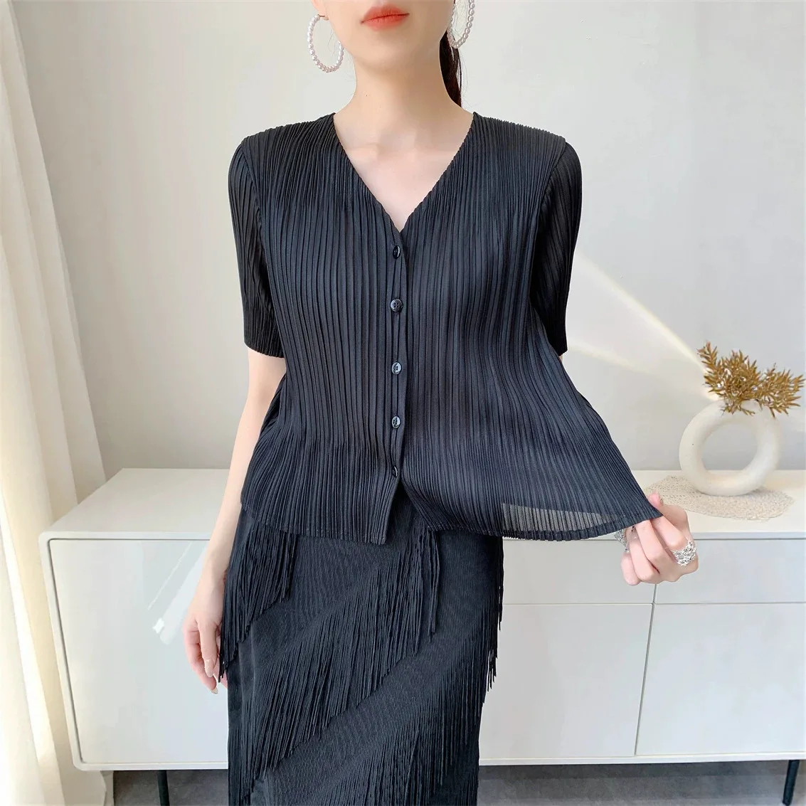 Miyake Pleated Women's Casual Top 2026 New Japanese Design V-neck Short-sleeved Single-breasted Lightweight Cardigan - view 4