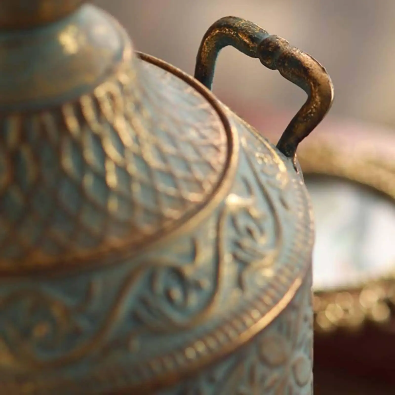 Elegant Iron Vase Retro Metal Planter Holder for Silk Flowers Entryway Table Vintage Home Accent