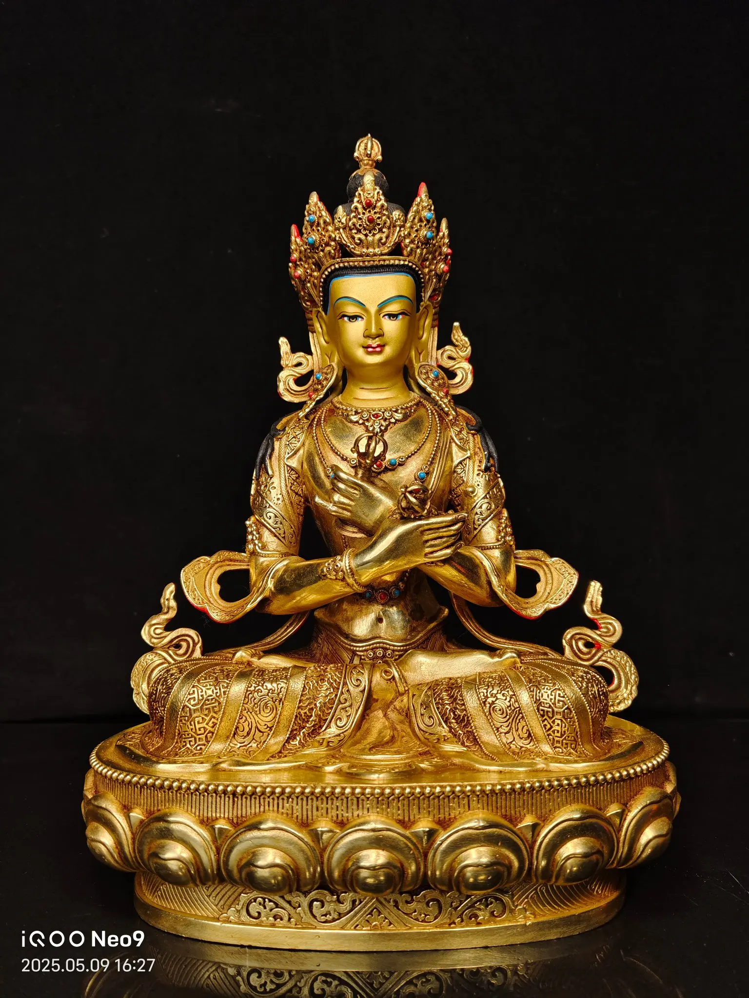 

13"Xizang Folk Collection Old Bronze Gilded Painted Face Mosaic Gem Vajradhara Sitting Buddha Lotus Platform Worship Hall