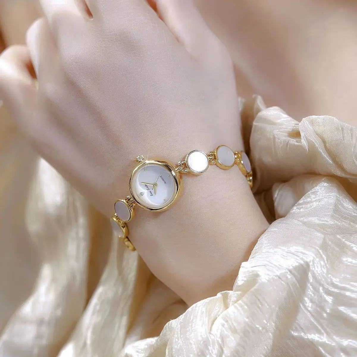 ساعات نسائية أنيقة جديدة لعام 2025 ماركة أصلية متقدمة صدف فاخرة للسيدات ساعة يد مقاومة للماء ساعة يد فضية