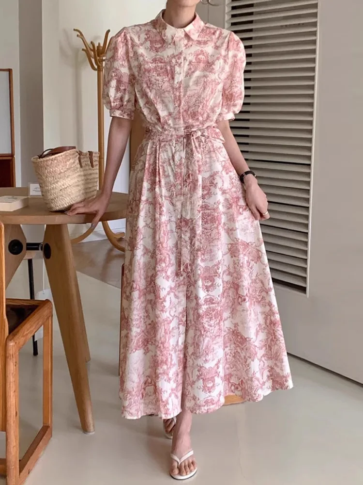 Sukienka damska w stylu retro z nadrukiem tuszem, letnia, z kołnierzykiem, wiązana w talii i z krótkim rękawem.