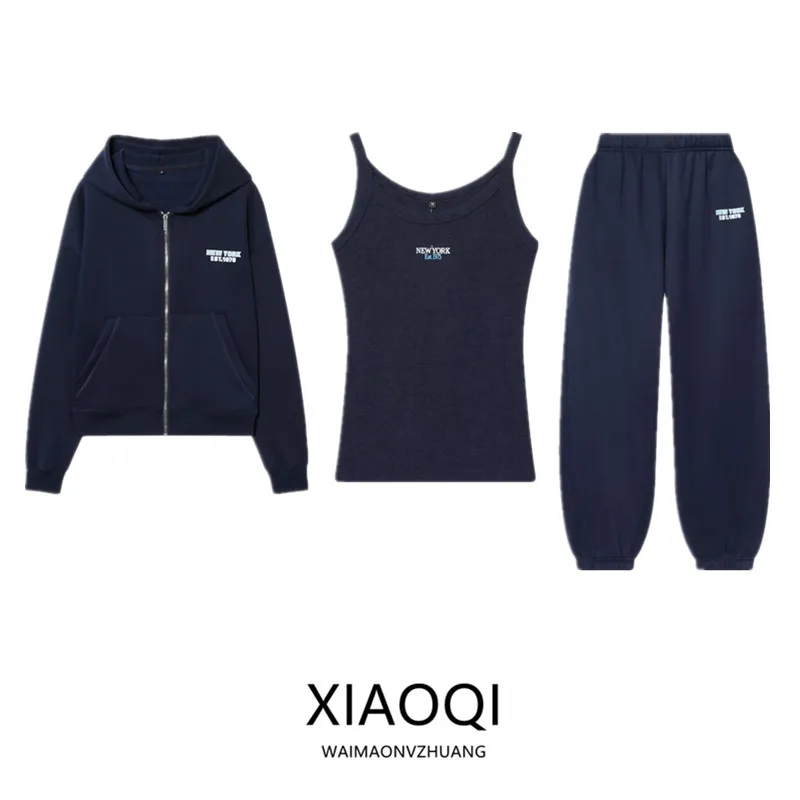 

Комплект из двух предметов: приталенная футболка с принтом и круглым вырезом, а также длинные брюки. Новинка 2026 года. Женская мода весна-лето.