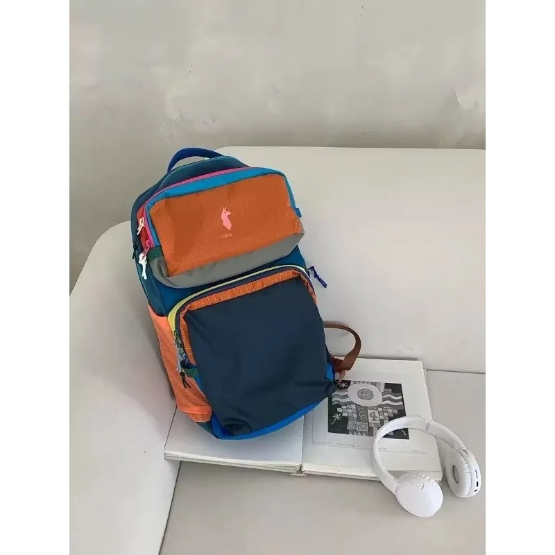 Mochila de senderismo y viaje de gran capacidad (16L), ligera, deportiva, informal, para exteriores, en colores neutros que inspiran a la alegría.