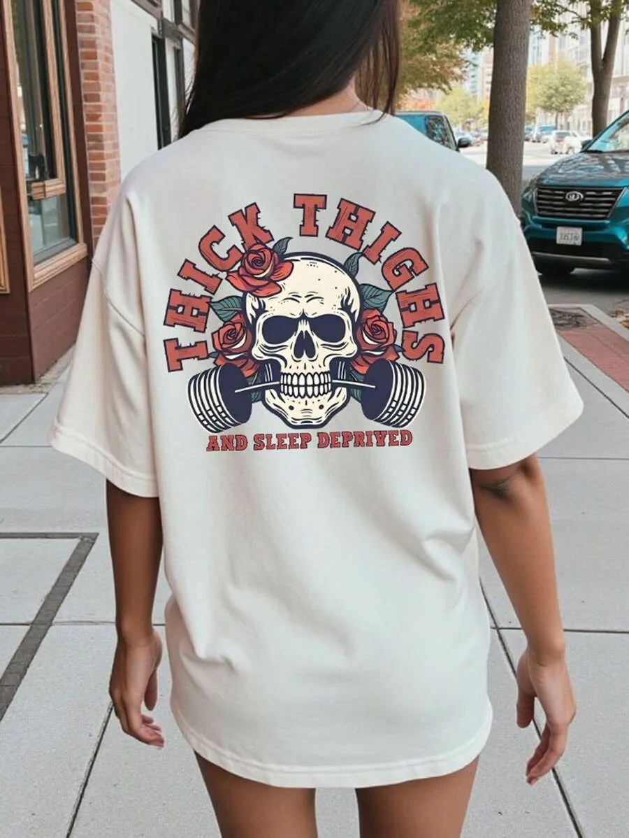 Grote maten zwarte T-shirt voor dames: stijlvolle grafische "Skull & Slogan"