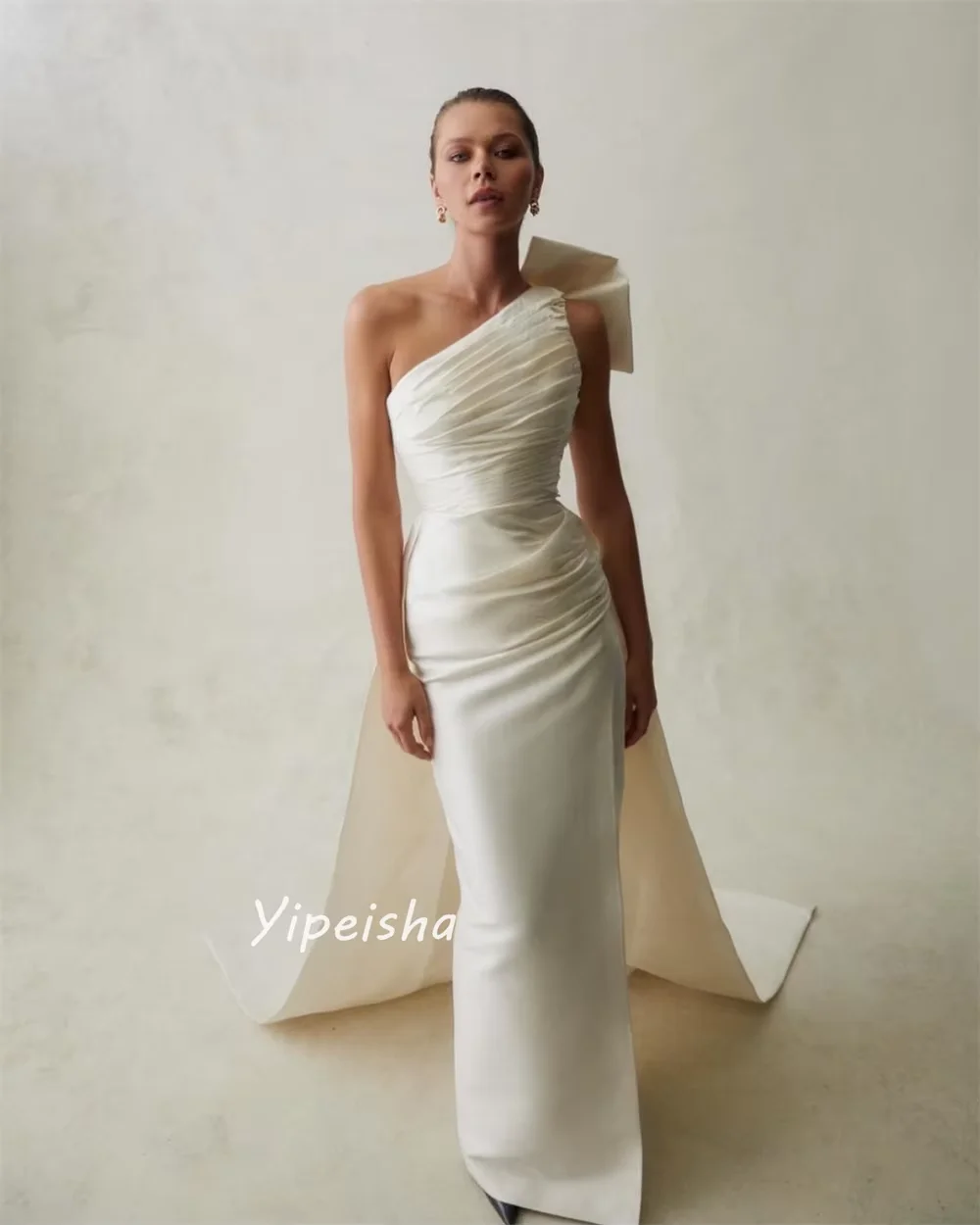 Vestidos de baile retos brancos personalizados, comprimento até o chão, um ombro, sem mangas, vestidos de noite, moda, laço plissado, ponta da cauda
