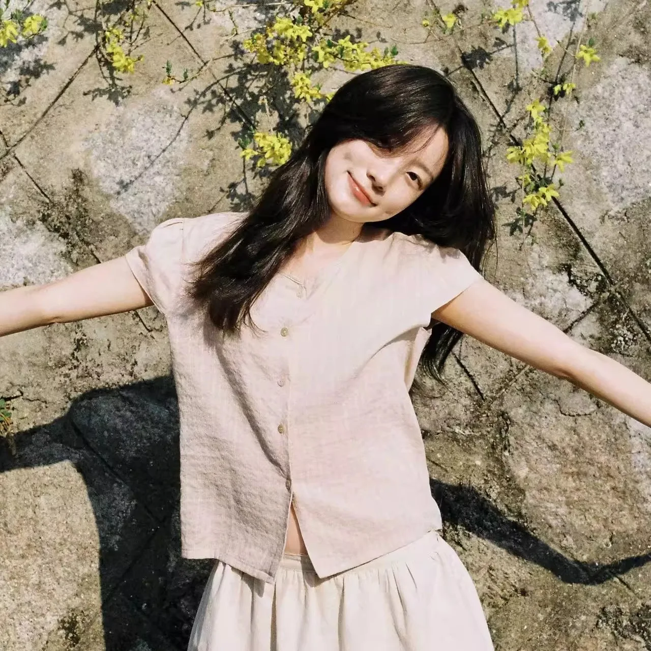 

Snugn*ok Summer 2025 New Sle ort Sve irt And Strap Vest Set Korean Sle Faionable Women's Two-Piece Set