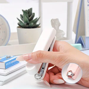 1 stuk draagbare mini-nietmachine - handmatige bediening, materiaal van roestvrij staal, ABS-behuizing, nietjes voor papierbinding
