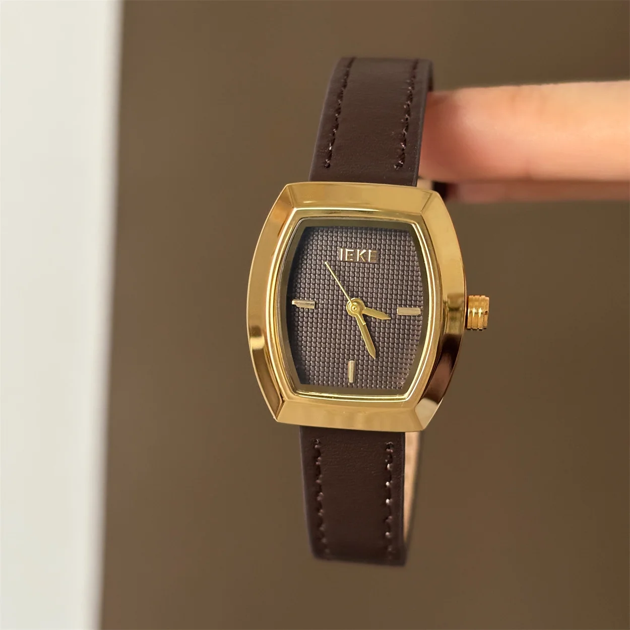 

Different design barrel-shaped art watch women's retro high-end fashion belt watch