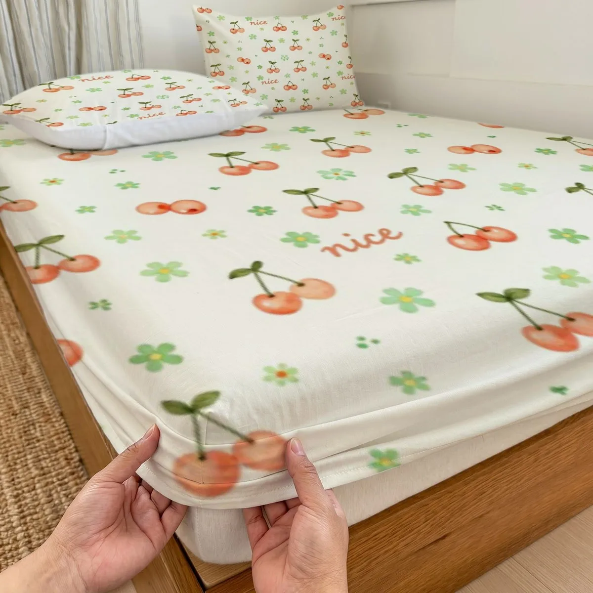 Watercolor Cherry Blossoms and Floral Patterns on a Light Beige Background, Three-Piece Bedding Set (Includes 1 Fitted Sheet + 2 Pillowcases, Mattress Protector, Fitted Sheet with Elastic Band, Protective Cover, Mattress Protector, Dust-Proof and Easy to Wash, Suitable for All Seasons, Machine Washable, Holiday Decoration, Various Sizes, Breathable Protective Cover Plus Pillowcase)