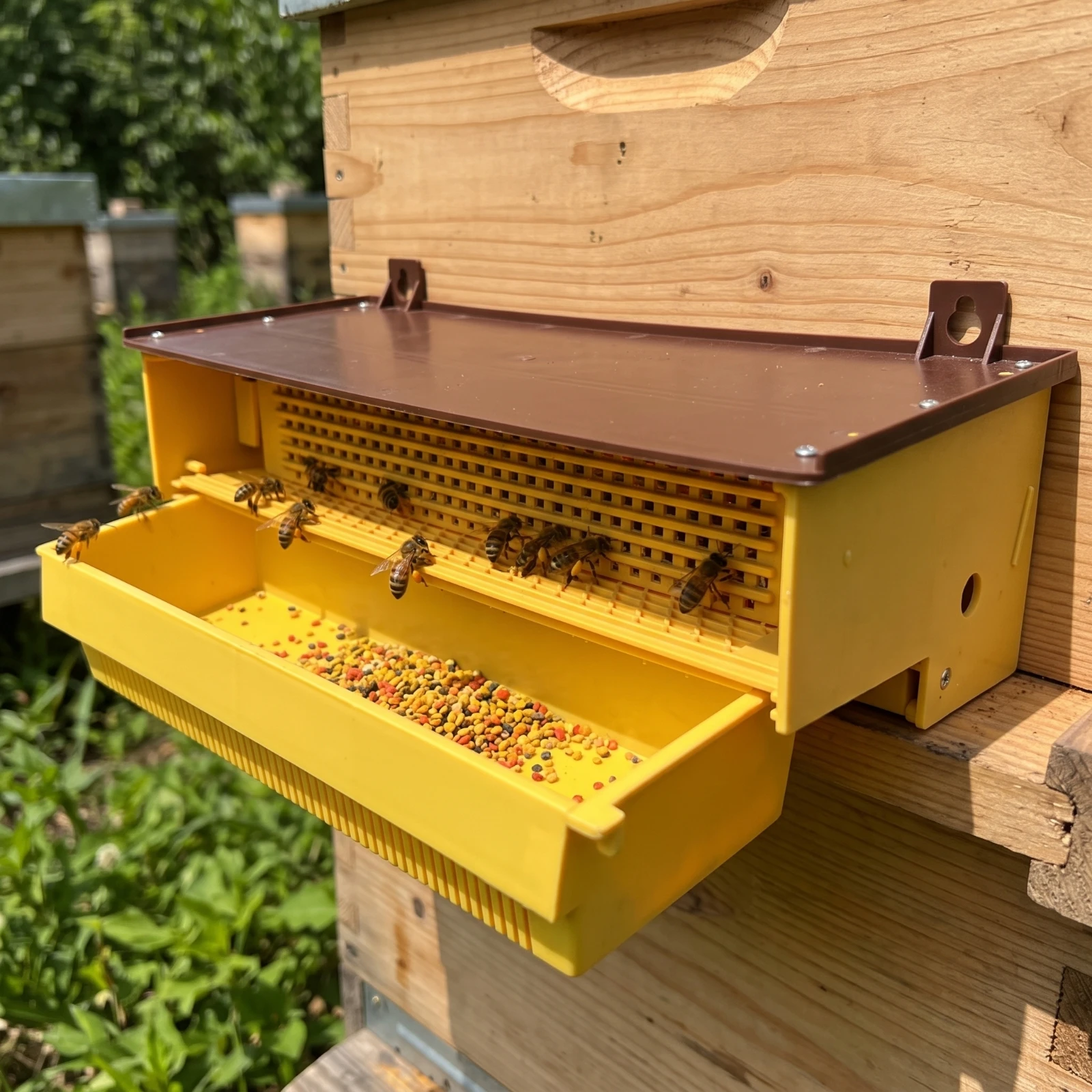 Pollen Collector Box Plastic Pollen Collector with Collection Tray Beekeeping Equipment Removable Ventilated for Beekeepers view 6