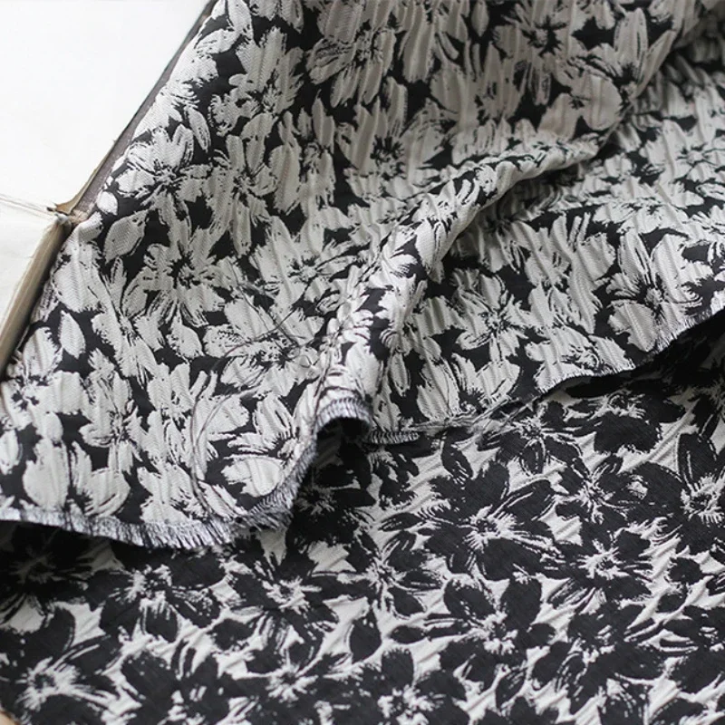 

Окрашенная в пряжу жаккардовая ткань Кора Морщинистая черно-белая классическая рубашка Подушка Чехол для дивана Модный материал для шитья своими руками Ткань на метр