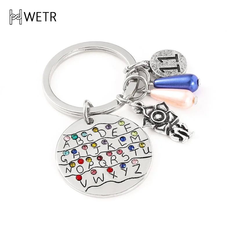 Breloczek z serialu Stranger Things z alfabetem angielskim dla kobiet i mężczyzn, posrebrzany, kolorowy dodatek do plecaka, brelok do kluczy samochodowych DIY, prezent