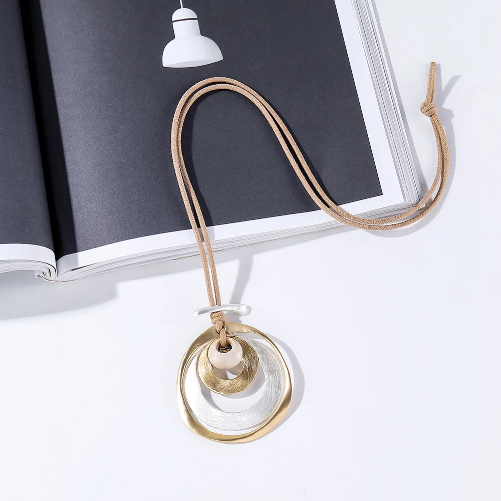 Explosive Necklace European and American Versatile Contrast Color Geometric Oval Metal Pendant Female Sweater Chain Wholesale