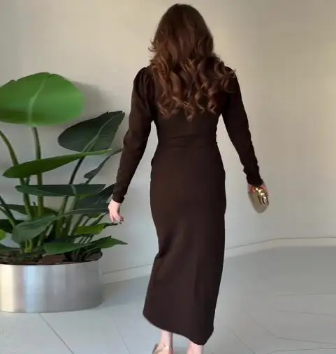 Otoño nuevo vestido de manga larga con diseño de botones de Metal plisado con cuello en V con temperamento elegante para mujer y vestido con diseño de hendidura