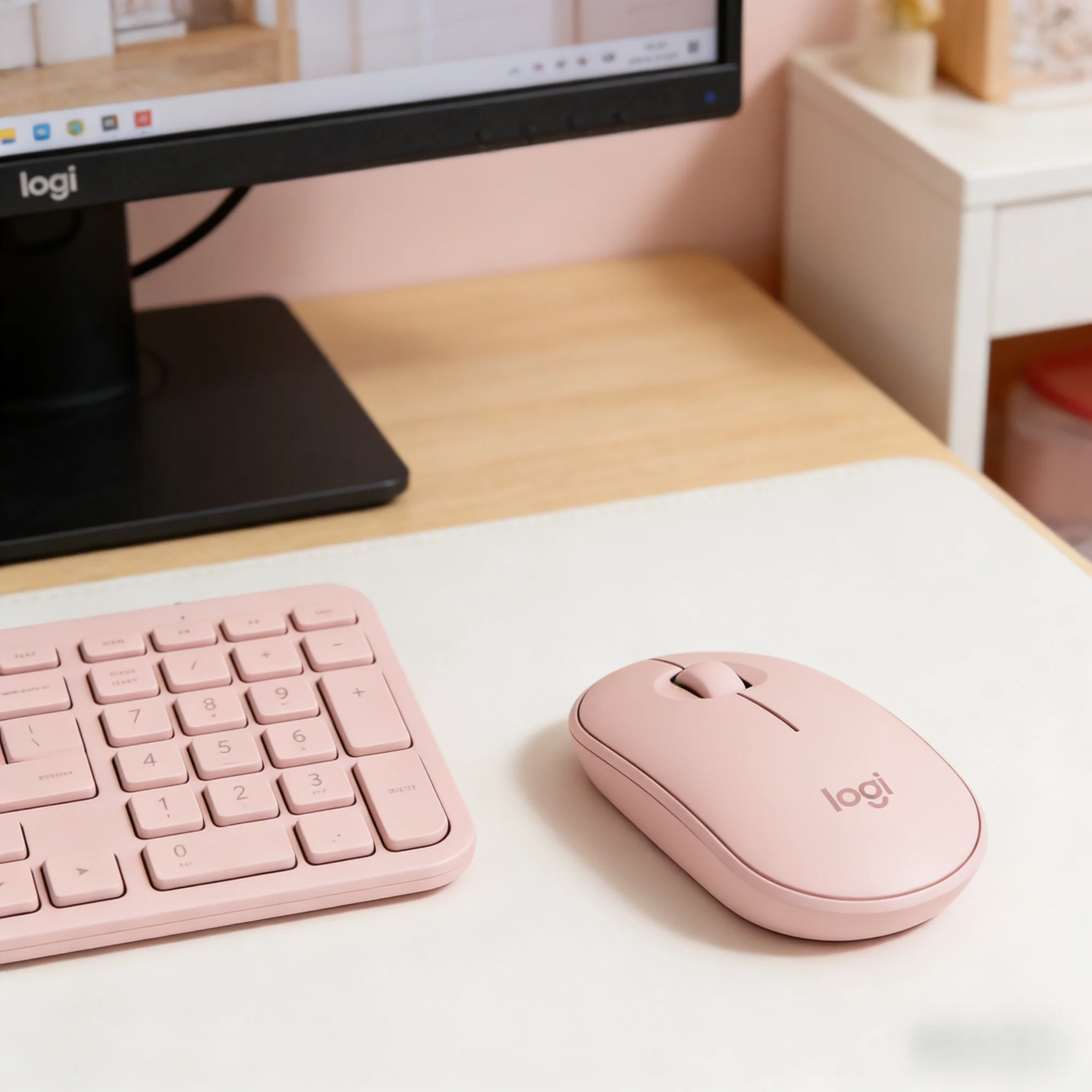 

Logitech M350 Silent Wireless Mouse Ultra Slim Portable Ambidextrous for Home Office Travel