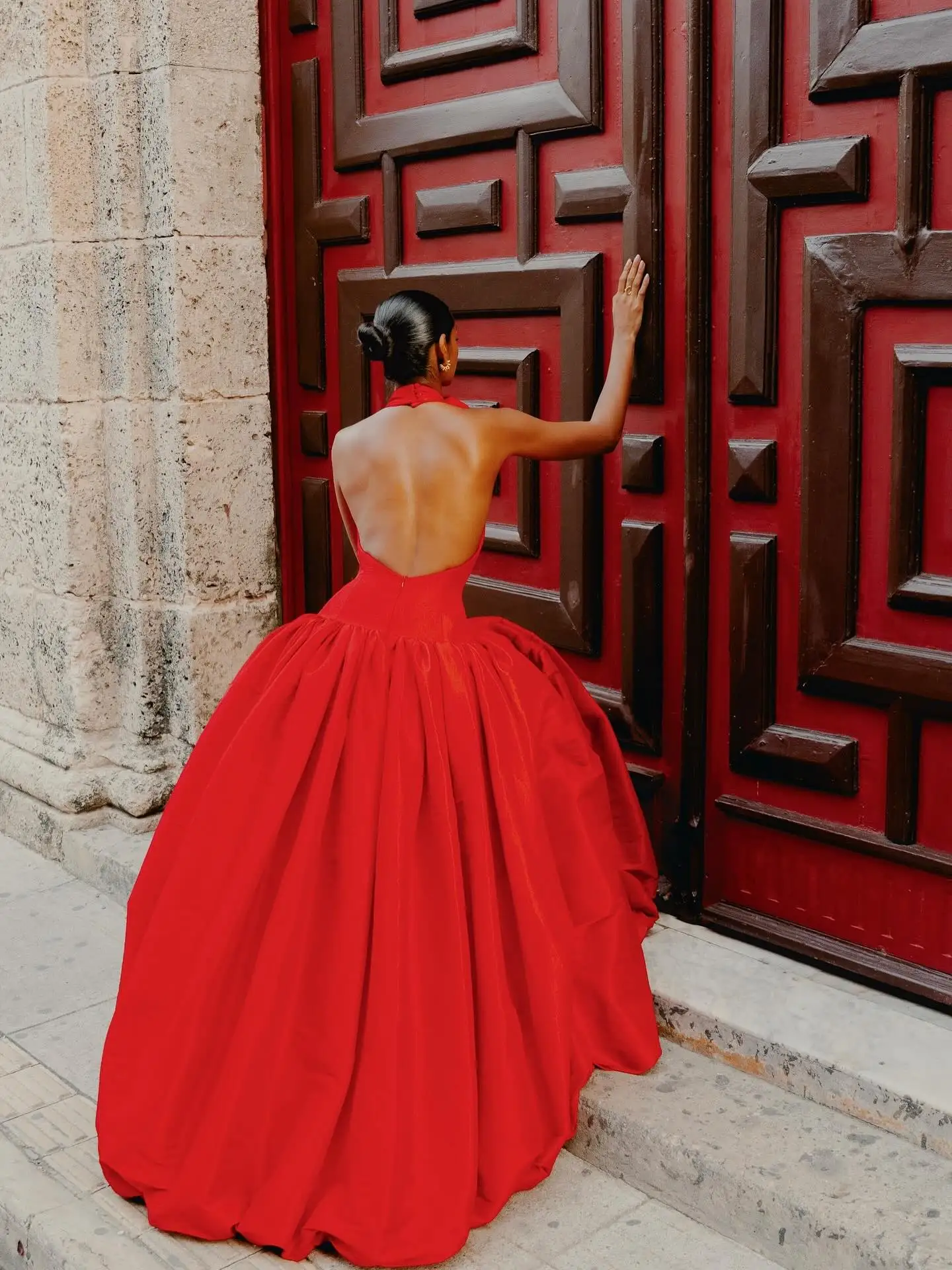 Czerwona suknia balowa typu halter z falbaną przy dekolcie i wysokim rozcięciem z tyłu, jaskrawo czerwona satynowa suknia wieczorowa z rzeźbistym dekoltem z falbanami, oversize.