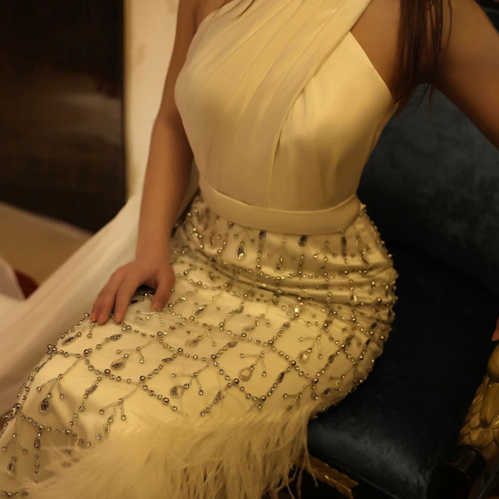 Luxury Feather White Mermaid Evening Dresses with Cape Halter Exquisite Crystal Beads Prom Gowns Elegant Wedding Party Dresses