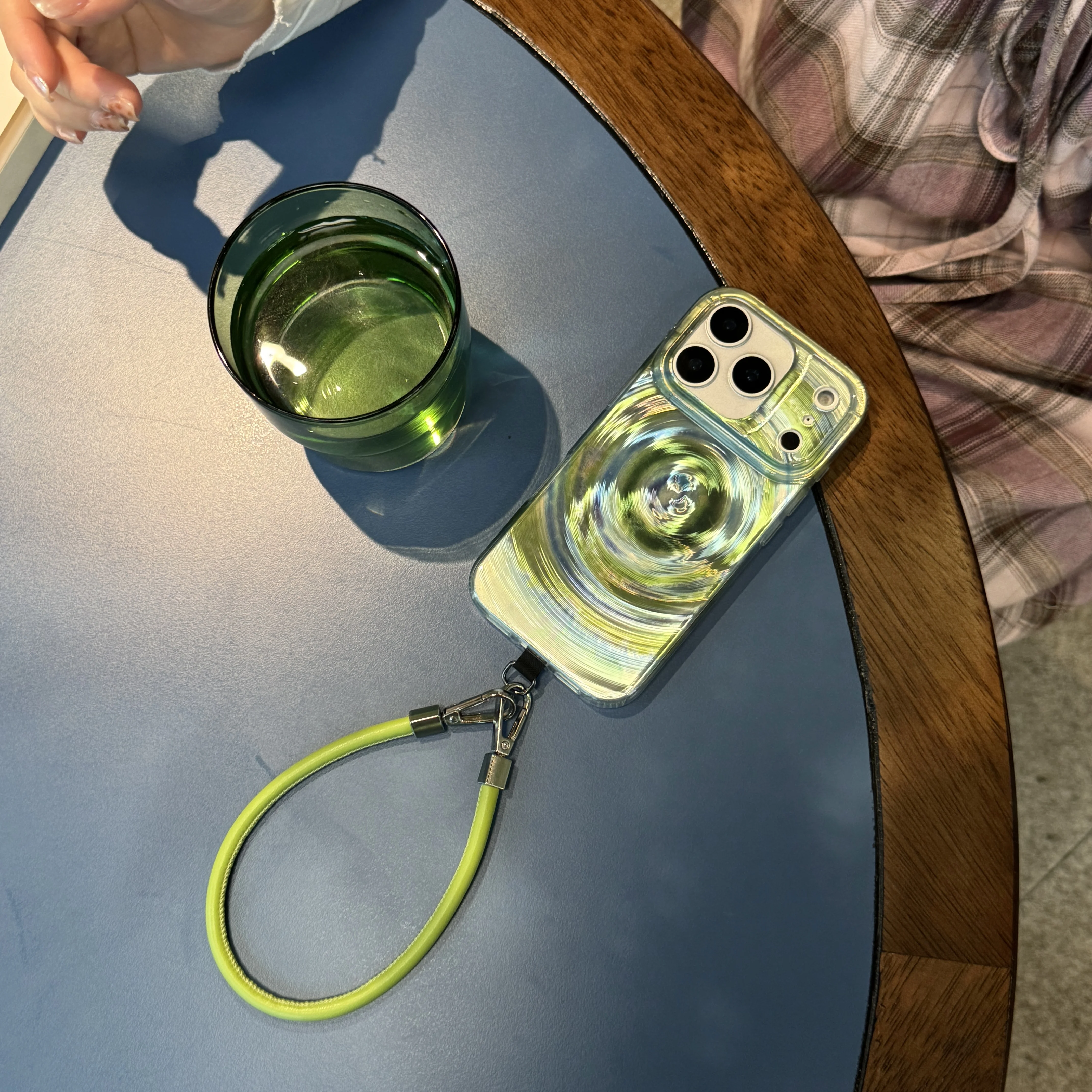 Etui na telefon iPhone 17 16 15 14 Pro Max z wzorem wokółkulującego się niebiesko-zielonego wzoru, silikonowe, odporne na wstrząsy, z ochroną obiektywu.