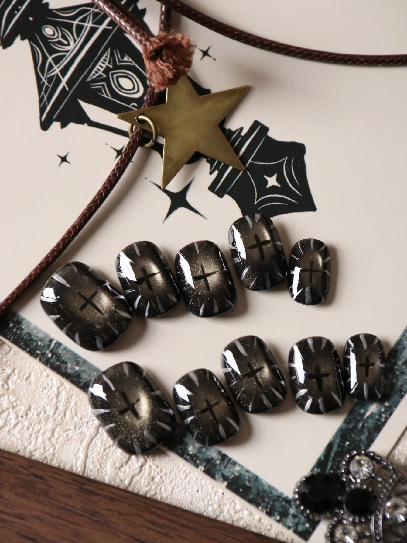 10 قطعة اضغط على الأظافر القصيرة البني الأظافر عين القط الاكريليك الصحافة على الأظافر الأظافر وهمية تشمل 1 ورقة علامات التبويب لاصقة و 1 قطعة ملف صغير