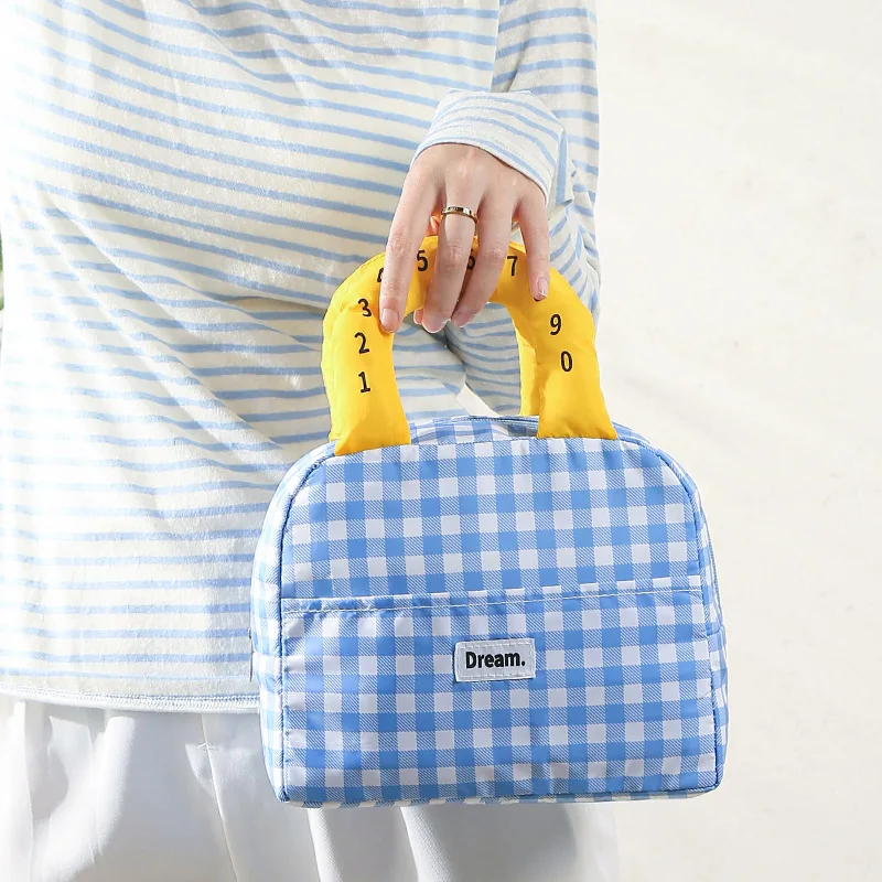 The Soft and Cute Contrasting Color Plaid Lunch Bag Is a Perfect Choice for Those Who Bring Their Meals, Offering Both Aesthetics and Practicality. Features a Thickened Insulation Layer, a Fun Digital Handle Design, and a Large Main Compartment That Easily Accommodates Lunch Boxes, Cutlery, and Drinks, with a Front Pocket for Conveniently Storing Tissues, Cutlery, and Other Small Items. Whether You'Re a Student Going to School, a Commuter, or Going on a Picnic, It Allows You to Easily Carry Your Meals with You, Making Them Look Great.