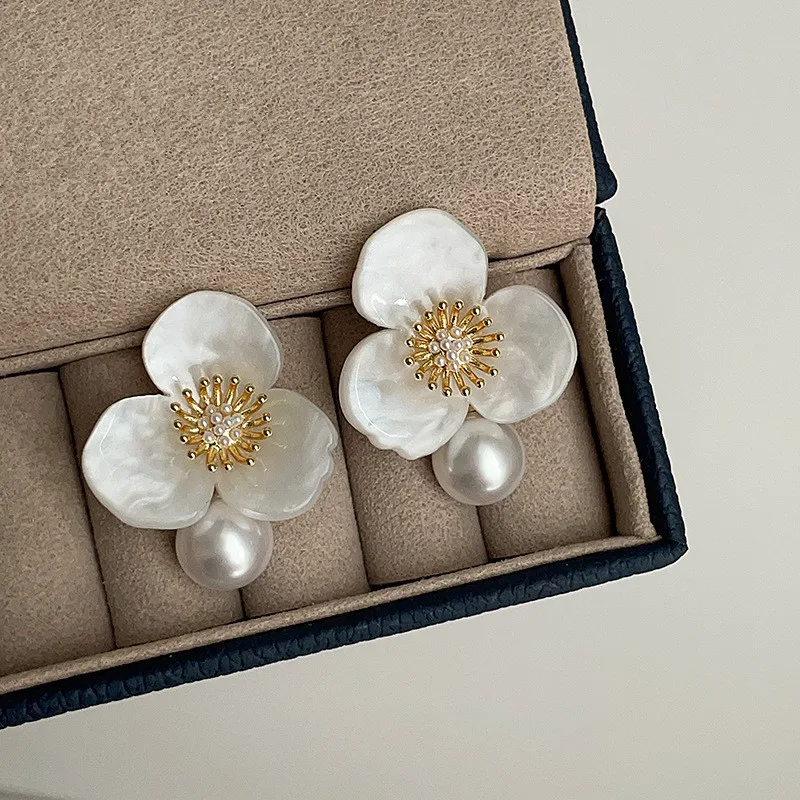 

Big White Flower Earrings With Single Simulated Pearls Creative New Fashion Charming Pendientes Mujer