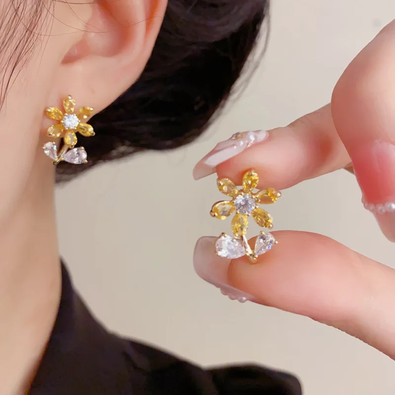 Niche exquisite fashion versatile zircon flower stud earrings for women, light luxury temperament simple super flash earrings