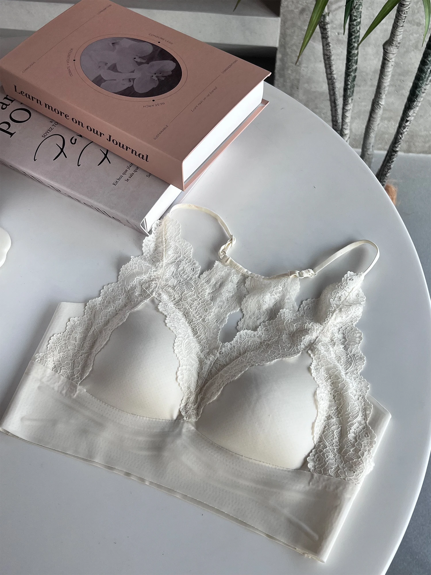 

Женская майка с кружевной отделкой и вставками для груди, повседневная, из нейлоновой ткани, короткая, весенне-летний дизайн, для ношения под одеждой