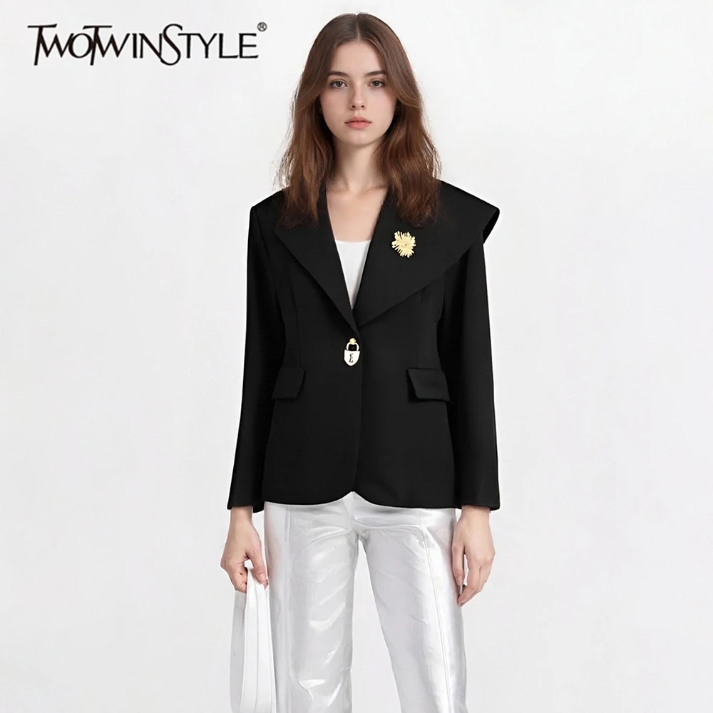 

TWOTWINSTYLE, свободная брошь, модные пиджаки для женщин, воротник Питера Пэна, длинные рукава, лоскутный женский пиджак с металлической пряжкой
