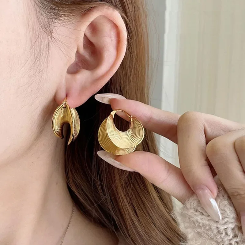 Vintage Gold Color Fan-Shaped Metal Arc Ear Buckle Exaggerated Hoop Earrings for Women Huggies New Statement Jewelry Accessories