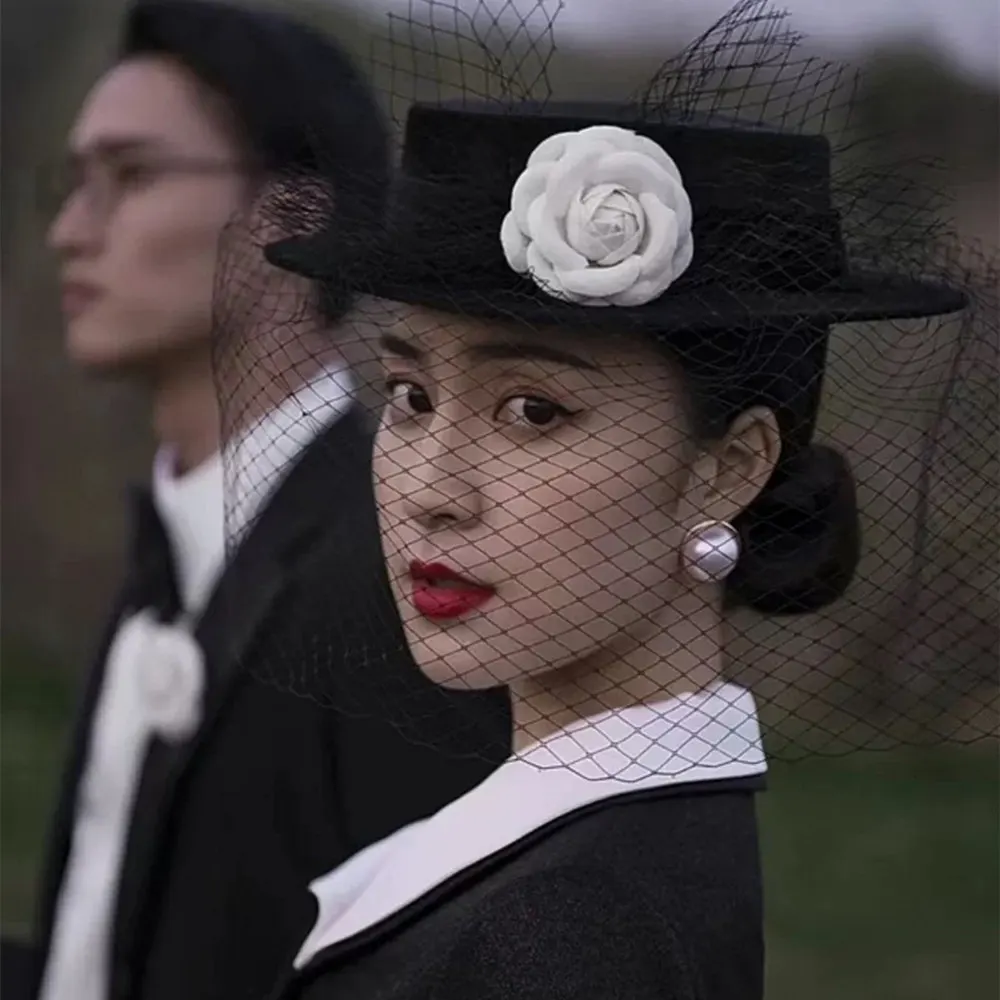 

Французский винтажный сетчатый шляпный чехол для головы из черного бархата с камелиями, свадебный, для невесты, элегантный, с сеткой, в британском стиле, с плоским верхом, с цветочным декором