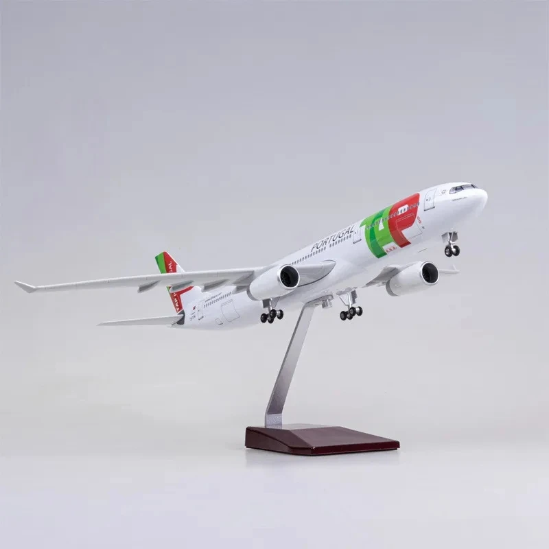 Imagem -02 - Resin Diecast Modelo de Avião com Luz e Rodas Coleção de Aeronaves Ventilador de Brinquedo Display Portugal Airbus A330 47cm Escala 1:135