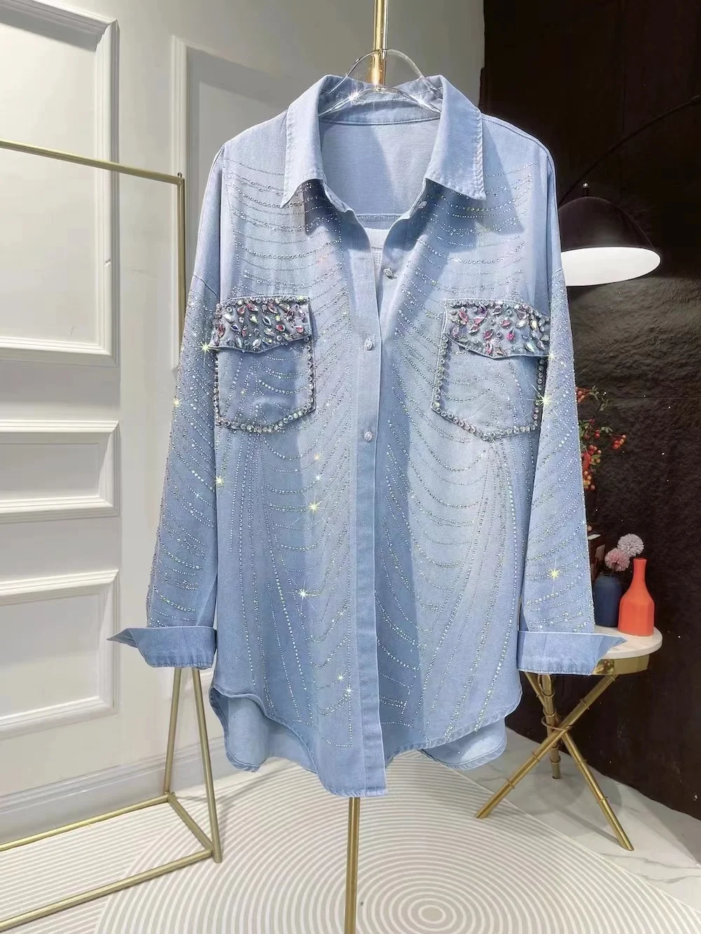 Luksusowy styl Sparkle Diamonds Hot Drilling Denim Jacket Dla kobiet Luźna moda codzienna Koszula 2024 Nowa bluzka jeansowa z długim rękawem