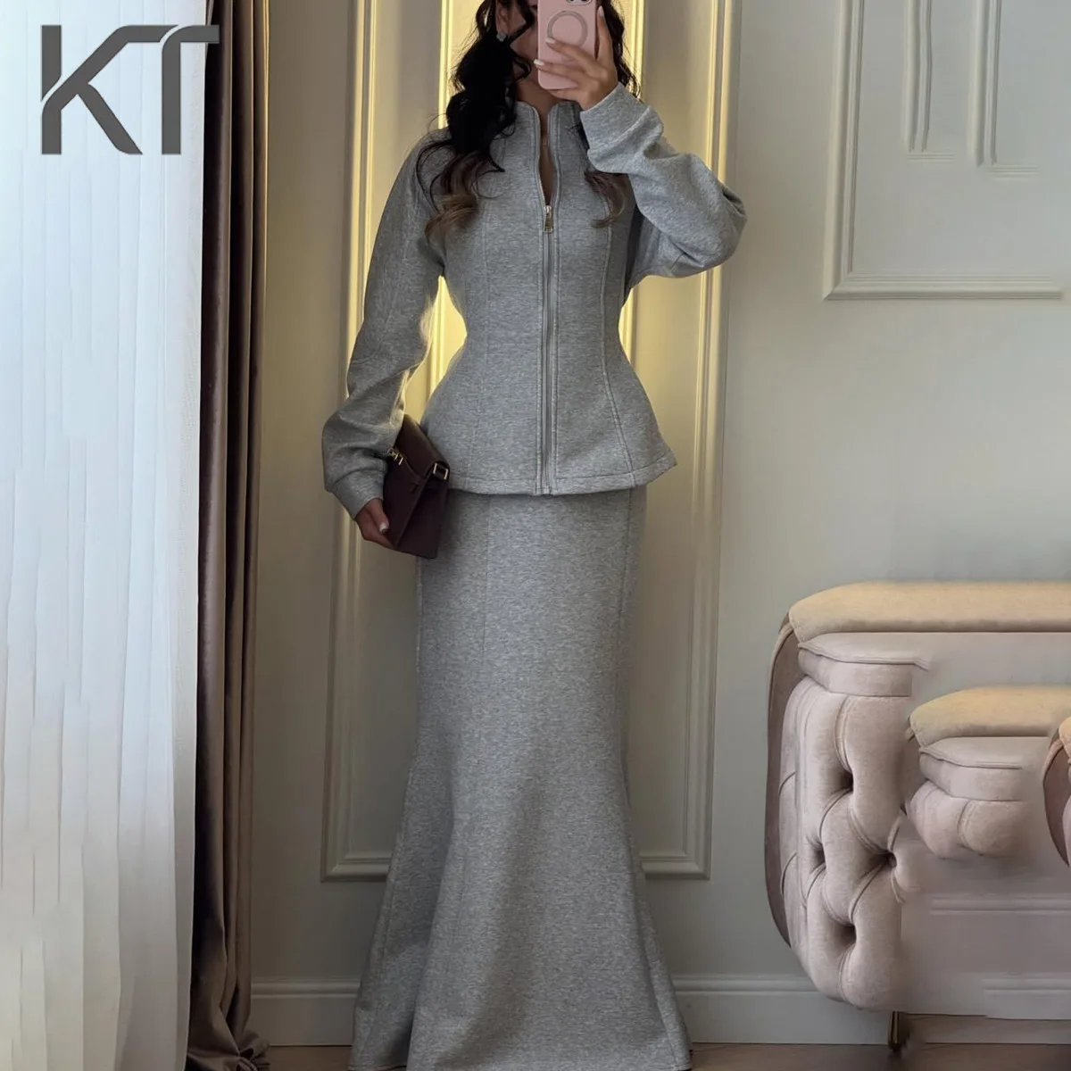 

Комплект из двух предметов KT Authenti: высококачественная женская юбка-русалка с пеплумом и молнией спереди, а также топ с воротником-стойкой и длинными рукавами, приталенный крой на талии