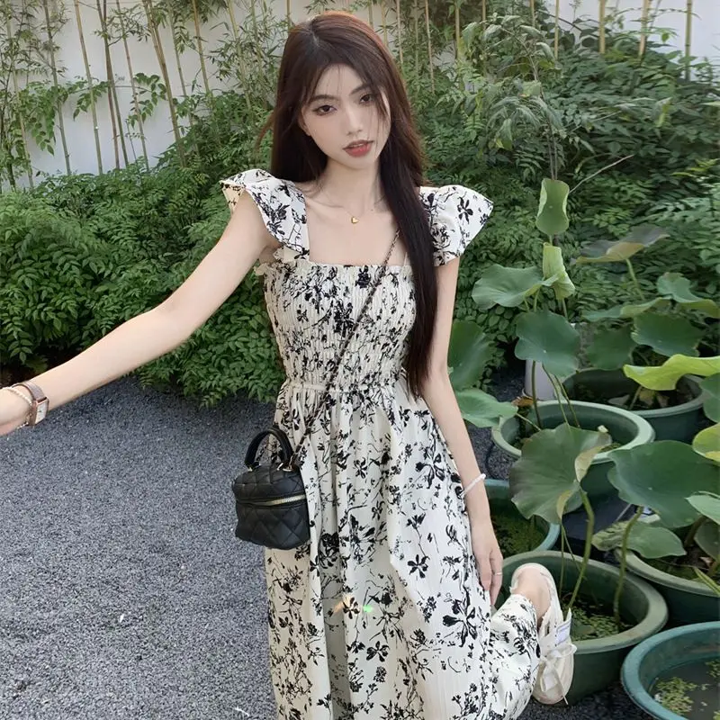 Französisches Retro-Blumenkleid mit fliegenden Ärmeln, geraffter Taille und langem Drape