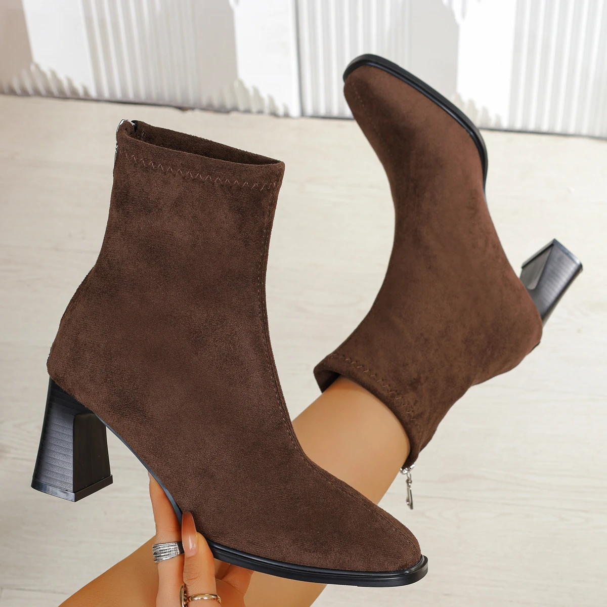 النساء الخريف والشتاء توافدوا أحذية بوت قصيرة موضة ساحة تو عدم الانزلاق كعب مربع الصلبة أحذية سوداء برقبة عالية الكعب حذاء من الجلد 516