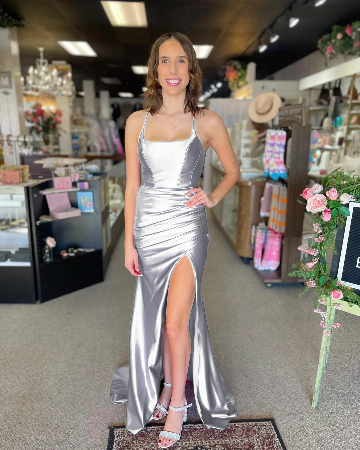 

Plain Satin Spaghetti Straps Adjustable Bridesmaid Dresses Simple Square Collar Backless Pleated High Slit Wedding Party Gowns