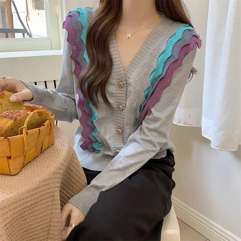 Xiaoxiang Style Contrasting Color New Design with Wooden Ears, V-neck Knitted Cardigan for Women Soft and Sticky Sweater